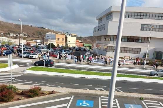 Un grupo de vecinos de Jinámar protesta en El Cubillo para exigir más atención para las familias vulnerables/TA.